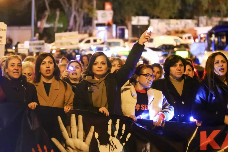 İzmirli kadınlar şiddete karşı ‘tek yürek’